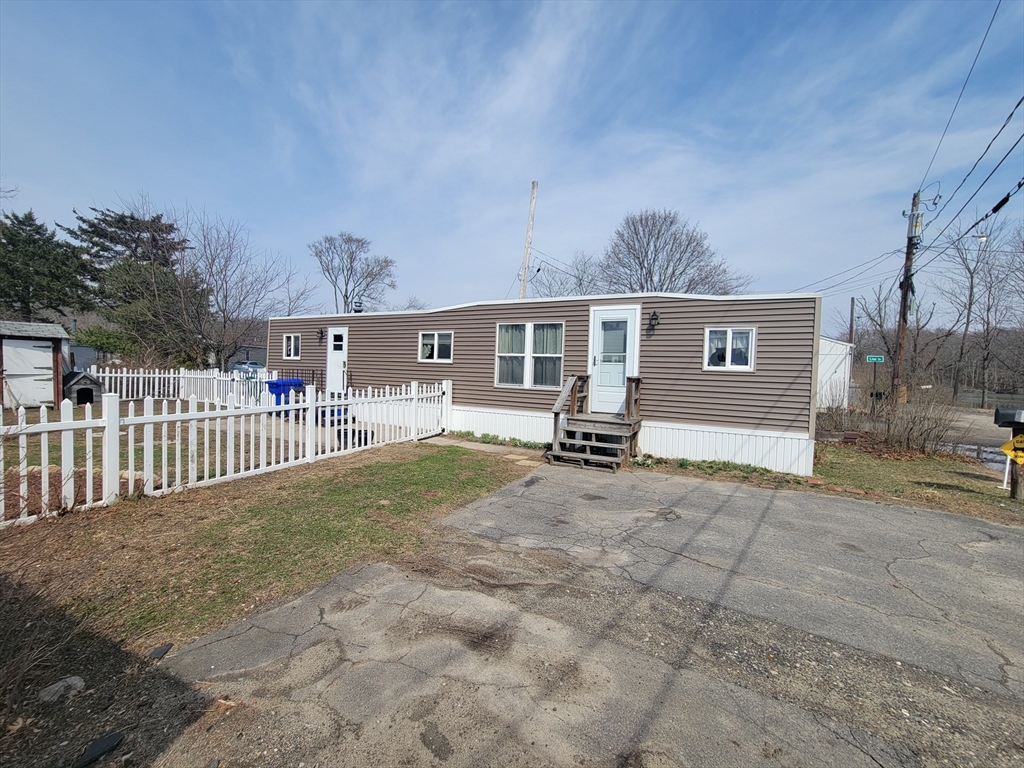 19 Abbey Ln, Taunton, Massachusetts, 2 Bedrooms Bedrooms, 4 Rooms Rooms,1 BathroomBathrooms,Residential,For Sale,Abbey Ln,73470761