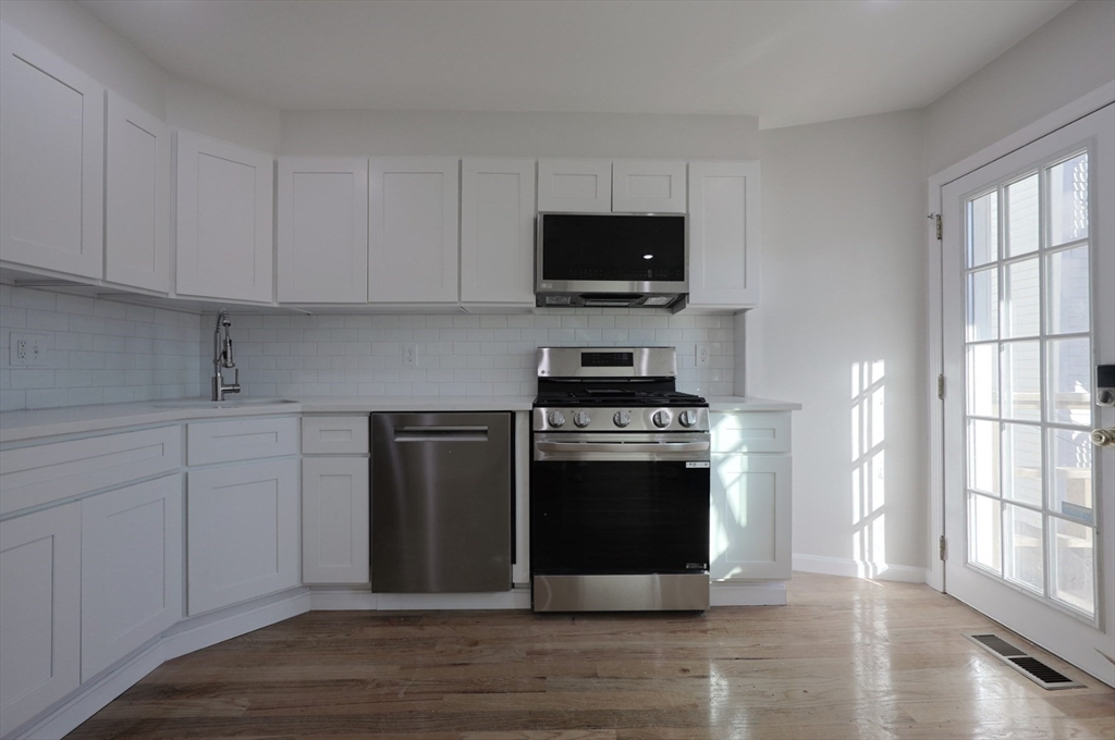 3 Appian Pl, Boston, Massachusetts, 4 Bedrooms Bedrooms, 10 Rooms Rooms,3 BathroomsBathrooms,Residential Lease,For Rent,Appian Pl,73504370