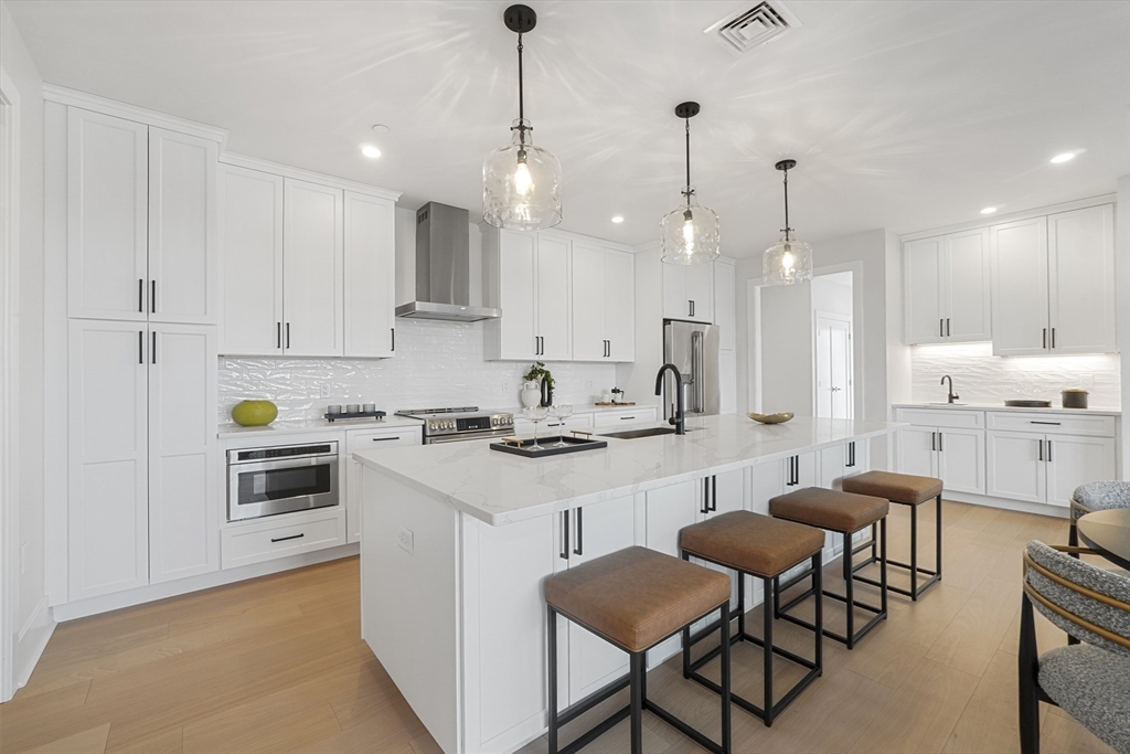 62 Foundry St, Wakefield, Massachusetts, 2 Bedrooms Bedrooms, 3 Rooms Rooms,2 BathroomsBathrooms,Residential,For Sale,Foundry St,73474096