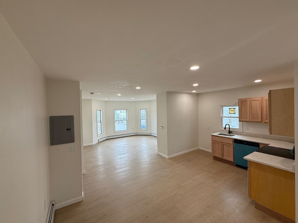 76 Lowell St, Methuen, Massachusetts, 2 Bedrooms Bedrooms, 4 Rooms Rooms,1 BathroomBathrooms,Residential Lease,For Rent,Lowell St,73504366