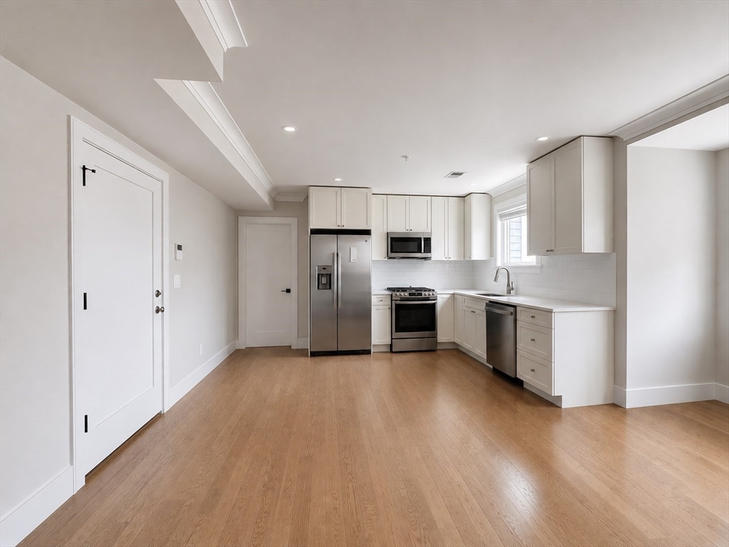 13 Greylock Rd, Boston, Massachusetts, 4 Bedrooms Bedrooms, 6 Rooms Rooms,2 BathroomsBathrooms,Residential Lease,For Rent,Greylock Rd,73504485
