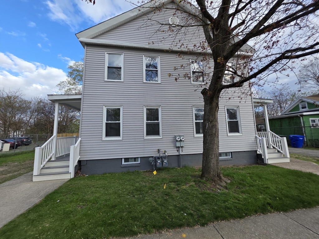 113-117 Cedar St, Springfield, Massachusetts, 6 Bedrooms Bedrooms, 12 Rooms Rooms,3 BathroomsBathrooms,Residential Income,For Sale,Cedar St,73464946