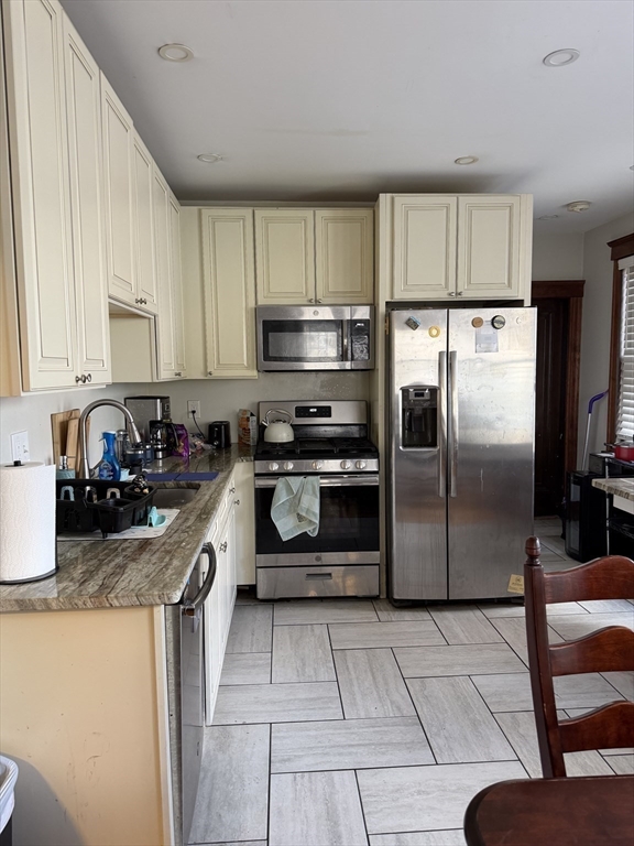 68 Thomas Park, Boston, Massachusetts, 4 Bedrooms Bedrooms, 6 Rooms Rooms,2 BathroomsBathrooms,Residential Lease,For Rent,Thomas Park,73504469