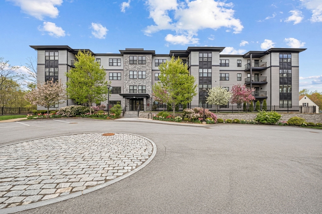 269 Main St, Reading, Massachusetts, 2 Bedrooms Bedrooms, 5 Rooms Rooms,2 BathroomsBathrooms,Residential,For Sale,Main St,73504555