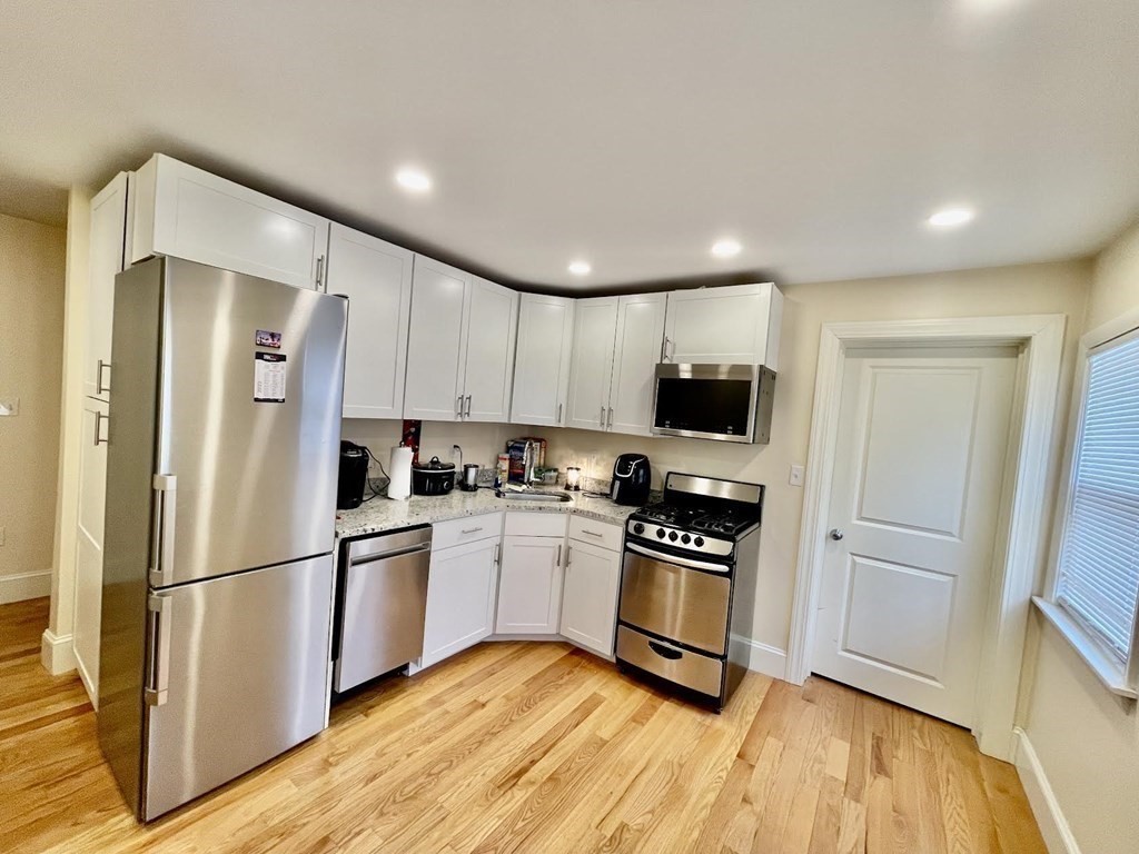 29-31 Fayette Street, Newton, Massachusetts, 1 Bedroom Bedrooms, 3 Rooms Rooms,1 BathroomBathrooms,Residential Lease,For Rent,Fayette Street,73499717