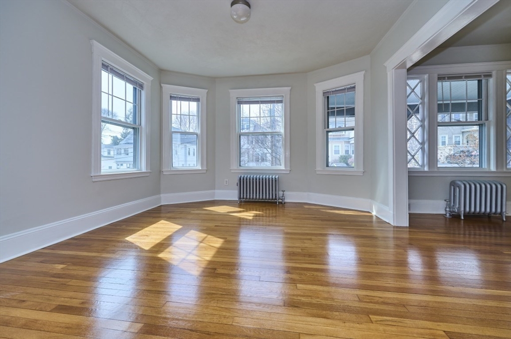 125 Winsor Avenue, Watertown, Massachusetts, 2 Bedrooms Bedrooms, 6 Rooms Rooms,1 BathroomBathrooms,Residential Lease,For Rent,Winsor Avenue,73490674