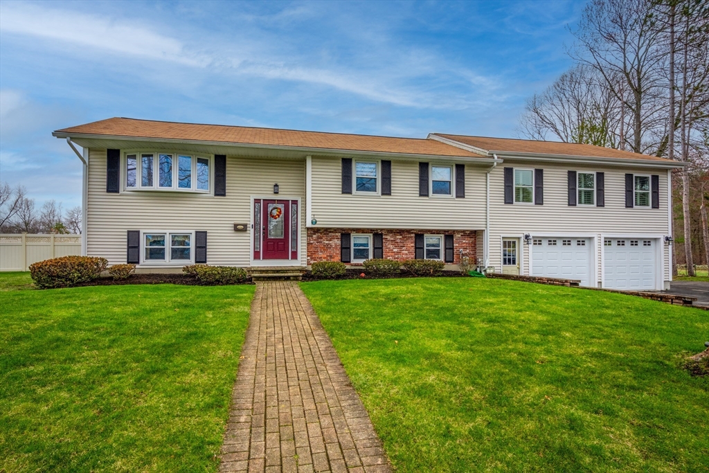 60 Catherine Drive, Peabody, Massachusetts, 4 Bedrooms Bedrooms, 10 Rooms Rooms,3 BathroomsBathrooms,Residential,For Sale,Catherine Drive,73504592