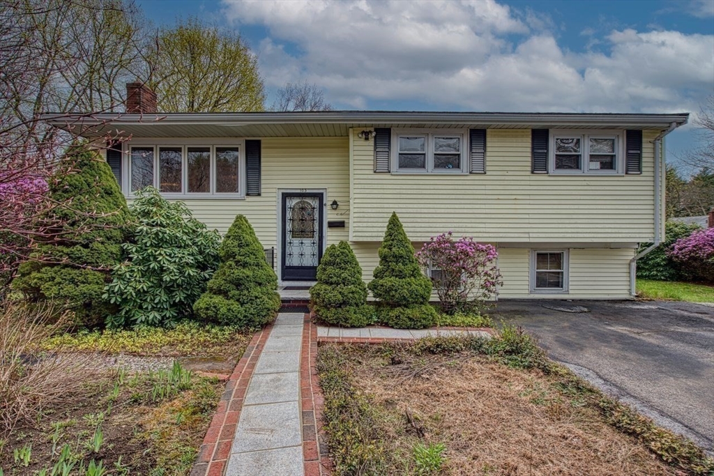 103 Columbus Ave, Stoughton, Massachusetts, 3 Bedrooms Bedrooms, 7 Rooms Rooms,2 BathroomsBathrooms,Residential,For Sale,Columbus Ave,73504631