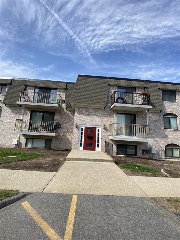 40 High St, Dedham, Massachusetts, 1 Bedroom Bedrooms, 3 Rooms Rooms,1 BathroomBathrooms,Residential,For Sale,High St,73504647