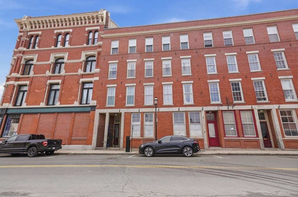 219 Central Street, Lowell, Massachusetts, 1 Bedroom Bedrooms, 3 Rooms Rooms,1 BathroomBathrooms,Residential,For Sale,Central Street,73504658