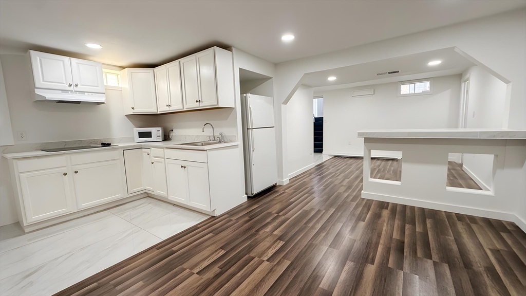 338 Whiting Ave, Dedham, Massachusetts, 1 Bedroom Bedrooms, 4 Rooms Rooms,1 BathroomBathrooms,Residential Lease,For Rent,Whiting Ave,73504693