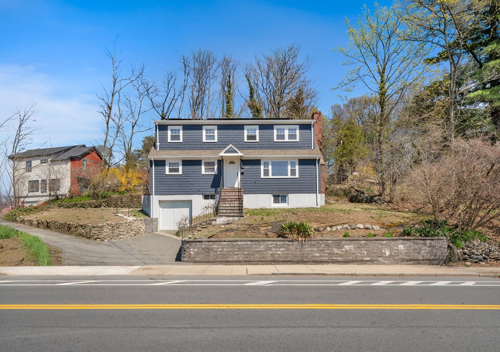 525 Winthrop St, Medford, Massachusetts, 6 Bedrooms Bedrooms, 9 Rooms Rooms,2 BathroomsBathrooms,Residential,For Sale,Winthrop St,73504792