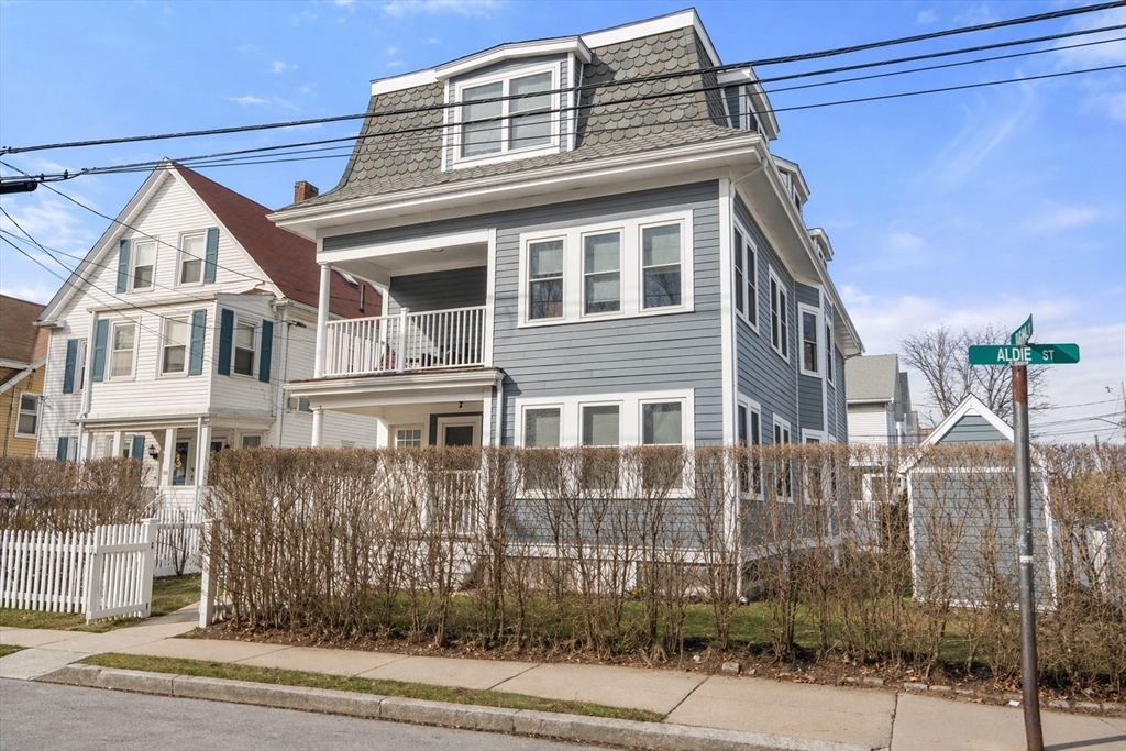 14-16 Aldie Street, Boston, Massachusetts, 7 Bedrooms Bedrooms, 12 Rooms Rooms,3 BathroomsBathrooms,Residential Income,For Sale,Aldie Street,73504559