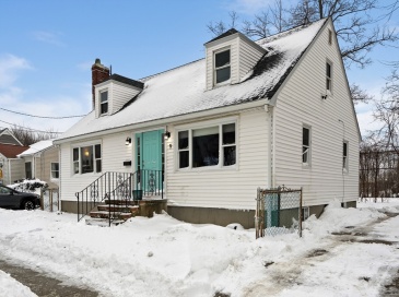 9 Darrow Street, Quincy, Massachusetts, 4 Bedrooms Bedrooms, 7 Rooms Rooms,2 BathroomsBathrooms,Residential,For Sale,Darrow Street,73480418