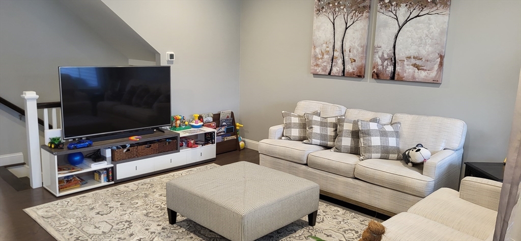 299 Lexington St, Woburn, Massachusetts, 3 Bedrooms Bedrooms, 7 Rooms Rooms,2.5 BathroomsBathrooms,Residential Lease,For Rent,Lexington St,73496108