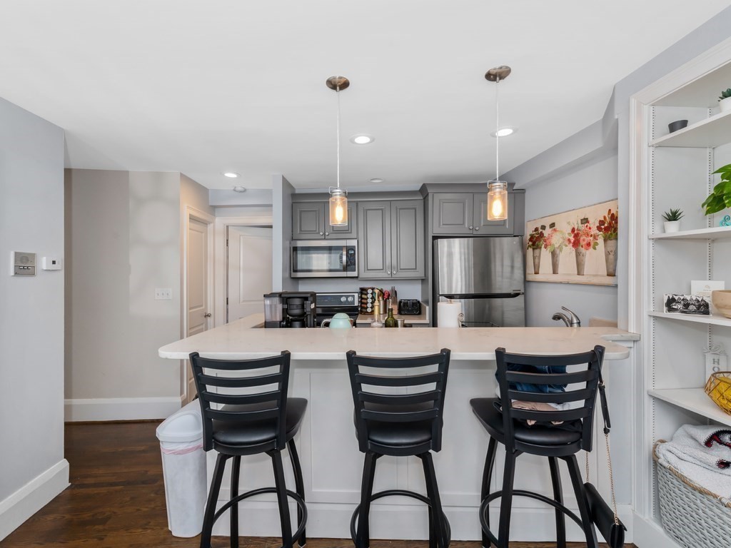83 Main Street, Boston, Massachusetts, 3 Bedrooms Bedrooms, 4 Rooms Rooms,1.5 BathroomsBathrooms,Residential Lease,For Rent,Main Street,73500211