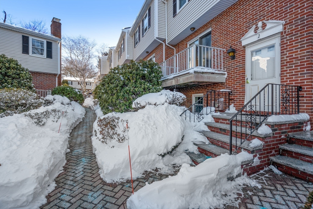 210 Belmont St, Watertown, Massachusetts, 2 Bedrooms Bedrooms, 6 Rooms Rooms,2.5 BathroomsBathrooms,Residential,For Sale,Belmont St,73480431