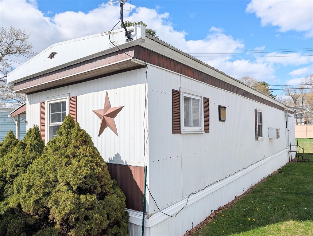 404 Southwick Road, Westfield, Massachusetts, 2 Bedrooms Bedrooms, 4 Rooms Rooms,1 BathroomBathrooms,Residential,For Sale,Southwick Road,73504972