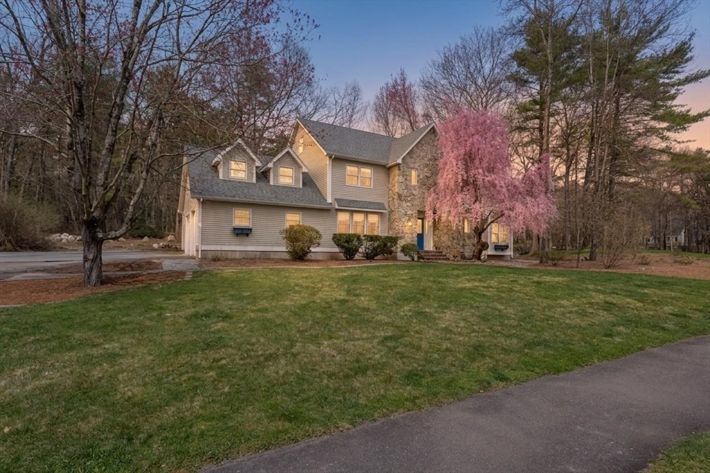 8 Windsor Drive, Foxboro, Massachusetts, 4 Bedrooms Bedrooms, 11 Rooms Rooms,2.5 BathroomsBathrooms,Residential,For Sale,Windsor Drive,73505046