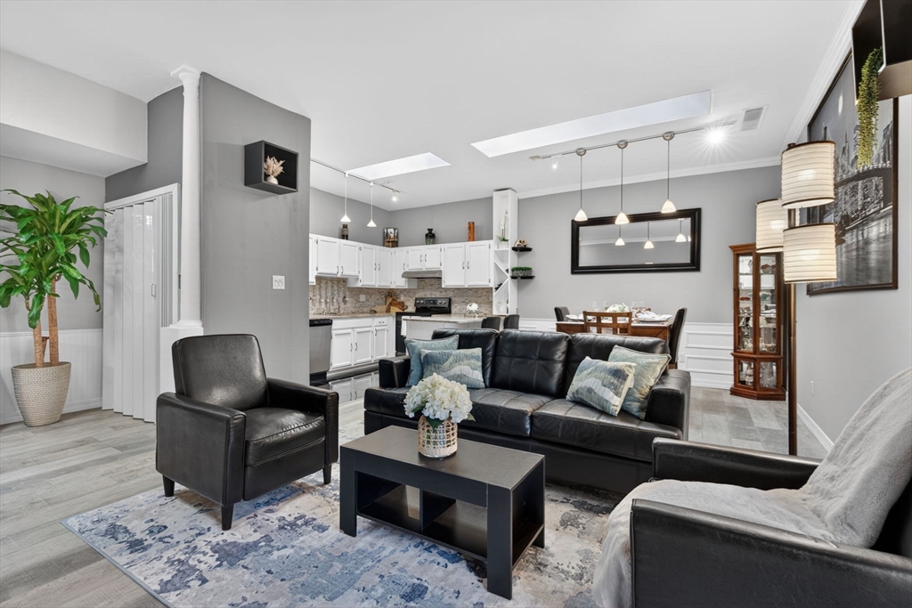 54 Forest St, Medford, Massachusetts, 1 Bedroom Bedrooms, 4 Rooms Rooms,1 BathroomBathrooms,Residential,For Sale,Forest St,73504951