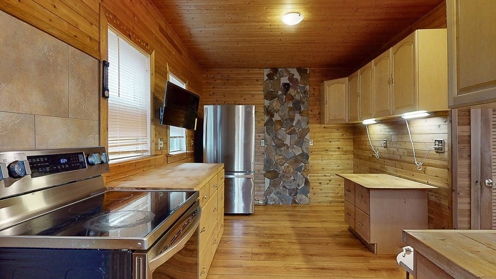 86 Saint Nicholas Ave, Worcester, Massachusetts, 3 Bedrooms Bedrooms, 7 Rooms Rooms,1.5 BathroomsBathrooms,Residential,For Sale,Saint Nicholas Ave,73505093