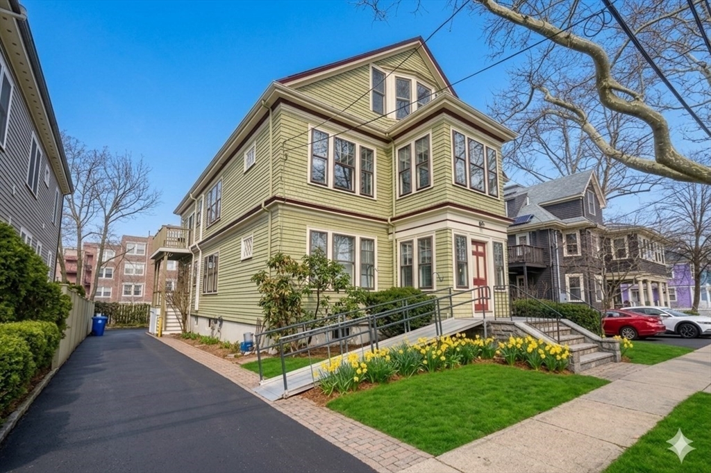 100 Beals Street, Brookline, Massachusetts, 7 Bedrooms Bedrooms, 18 Rooms Rooms,5 BathroomsBathrooms,Residential Income,For Sale,Beals Street,73505099