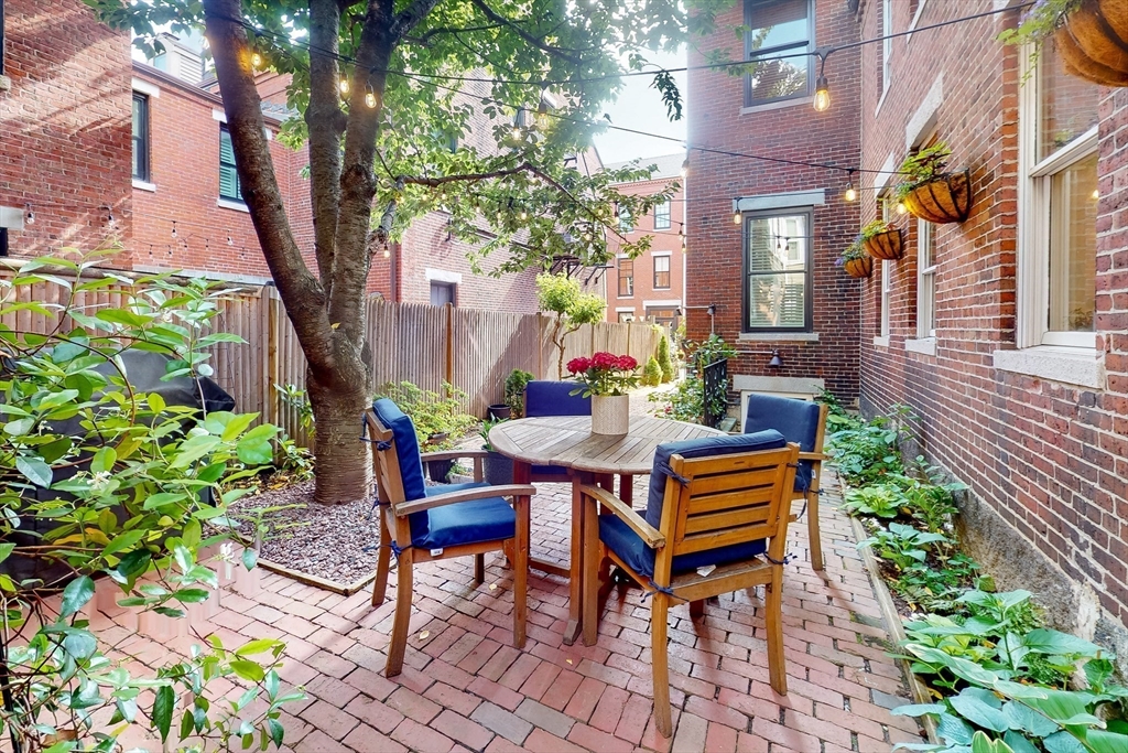 23 Mt Vernon Street, Boston, Massachusetts, 2 Bedrooms Bedrooms, 4 Rooms Rooms,1 BathroomBathrooms,Residential Lease,For Rent,Mt Vernon Street,73505113