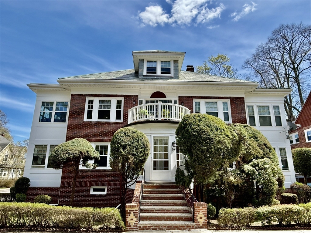 39 Greycliff Road, Boston, Massachusetts, 6 Bedrooms Bedrooms, 13 Rooms Rooms,5 BathroomsBathrooms,Residential Income,For Sale,Greycliff Road,73505155