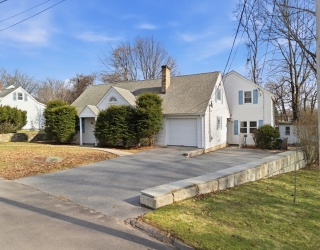 21 Janet Cir, Shrewsbury, Massachusetts, 5 Bedrooms Bedrooms, 16 Rooms Rooms,3.5 BathroomsBathrooms,Residential Income,For Sale,Janet Cir,73505010