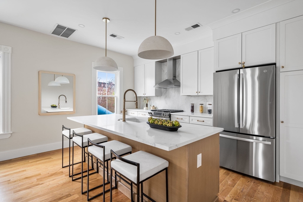 16 Harbor View St, Boston, Massachusetts, 3 Bedrooms Bedrooms, 8 Rooms Rooms,3 BathroomsBathrooms,Residential,For Sale,Harbor View St,73505163