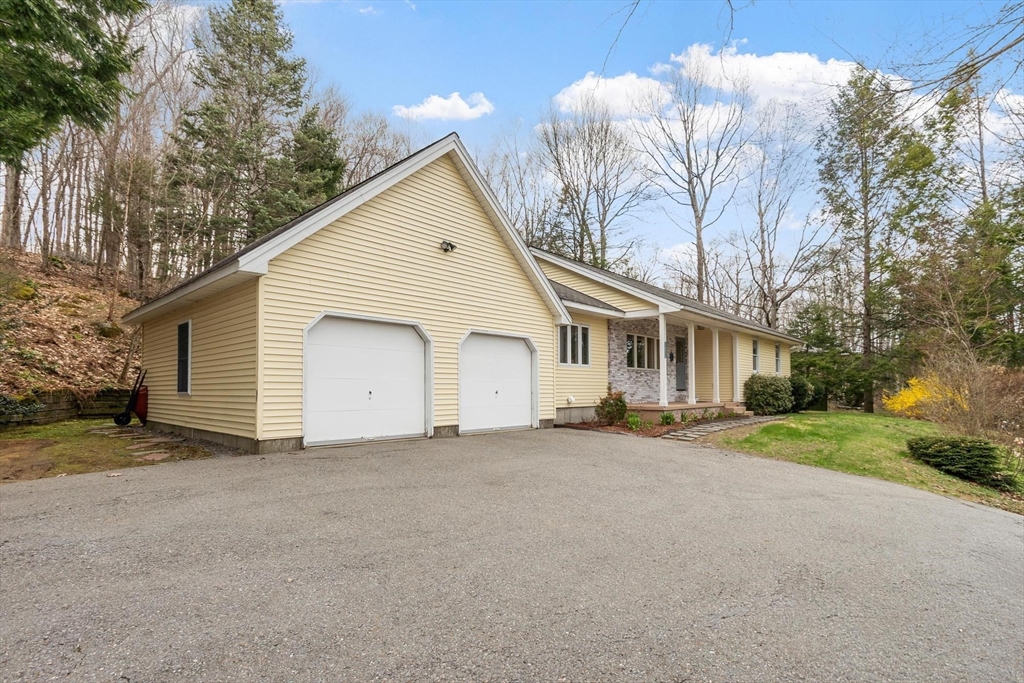 41 Betty Spring Rd, Gardner, Massachusetts, 3 Bedrooms Bedrooms, 7 Rooms Rooms,3 BathroomsBathrooms,Residential,For Sale,Betty Spring Rd,73505195