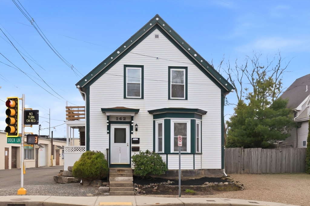 142 Elliott, Beverly, Massachusetts, 2 Bedrooms Bedrooms, 5 Rooms Rooms,2 BathroomsBathrooms,Residential Lease,For Rent,Elliott,73505477