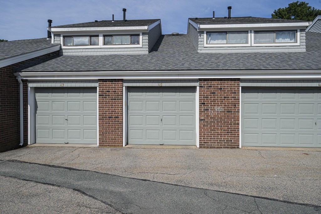 45 Meadowood Dr, Stoughton, Massachusetts, 2 Bedrooms Bedrooms, 6 Rooms Rooms,1.5 BathroomsBathrooms,Residential,For Sale,Meadowood Dr,73505490