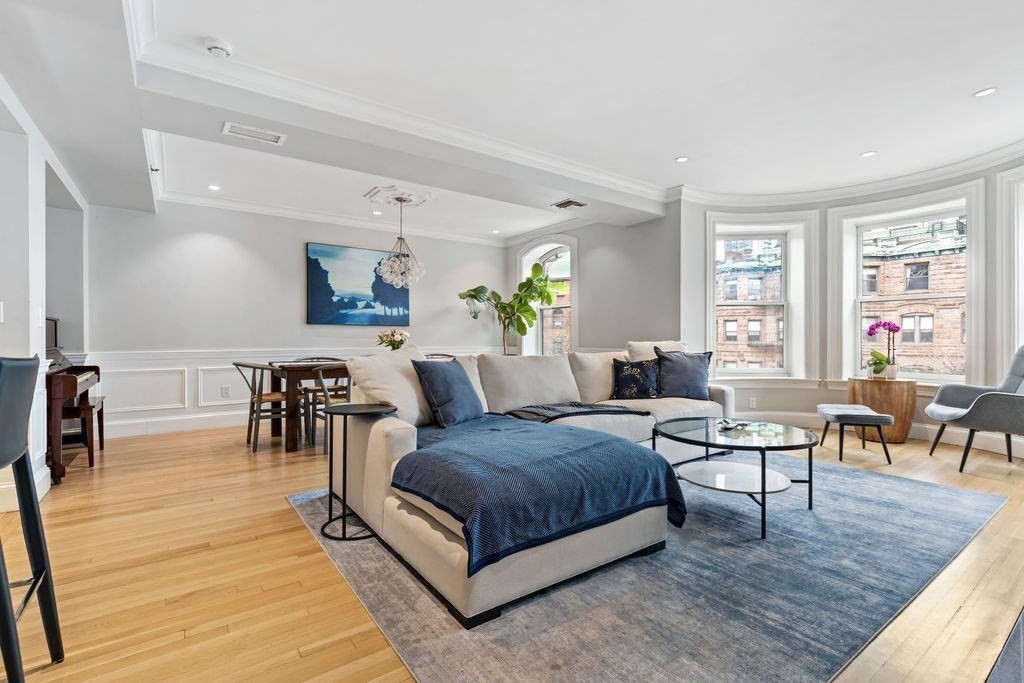 157 Newbury St, Boston, Massachusetts, 3 Bedrooms Bedrooms, 5 Rooms Rooms,3.5 BathroomsBathrooms,Residential,For Sale,Newbury St,73505497