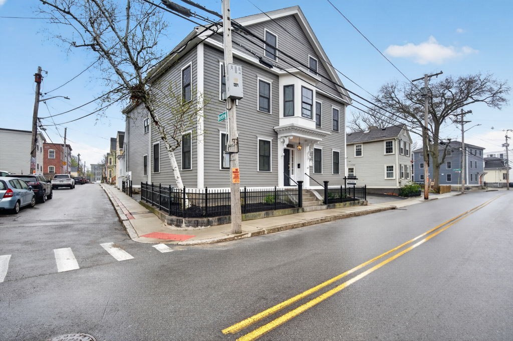 49 Essex St, Salem, Massachusetts, 2 Bedrooms Bedrooms, 6 Rooms Rooms,1 BathroomBathrooms,Residential,For Sale,Essex St,73505439