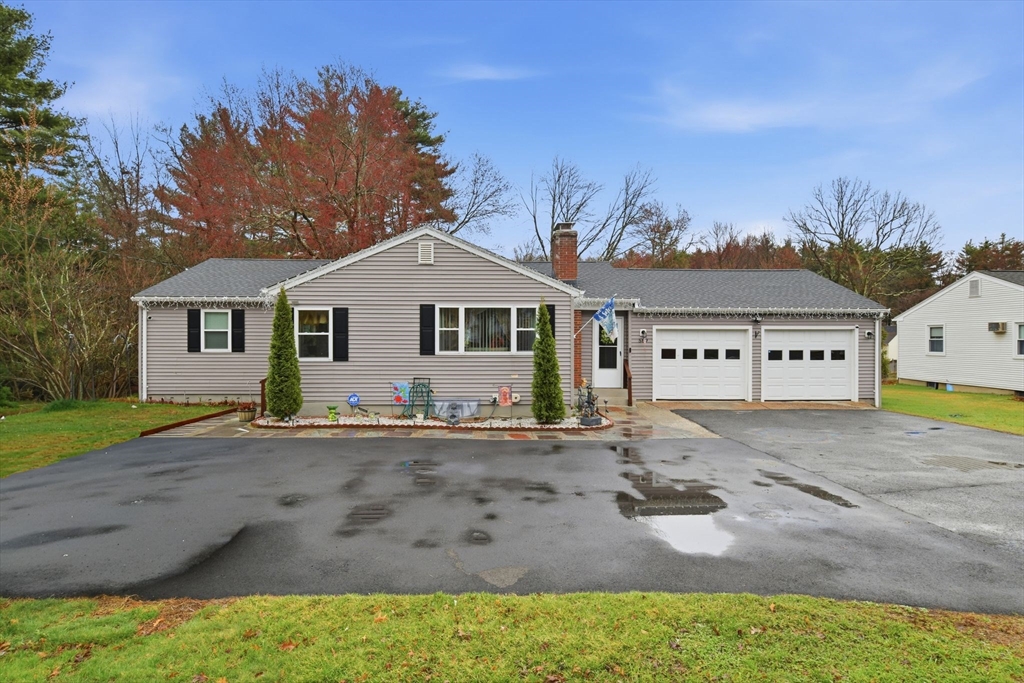 569 Cooley St, Springfield, Massachusetts, 4 Bedrooms Bedrooms, 7 Rooms Rooms,2 BathroomsBathrooms,Residential,For Sale,Cooley St,73505526