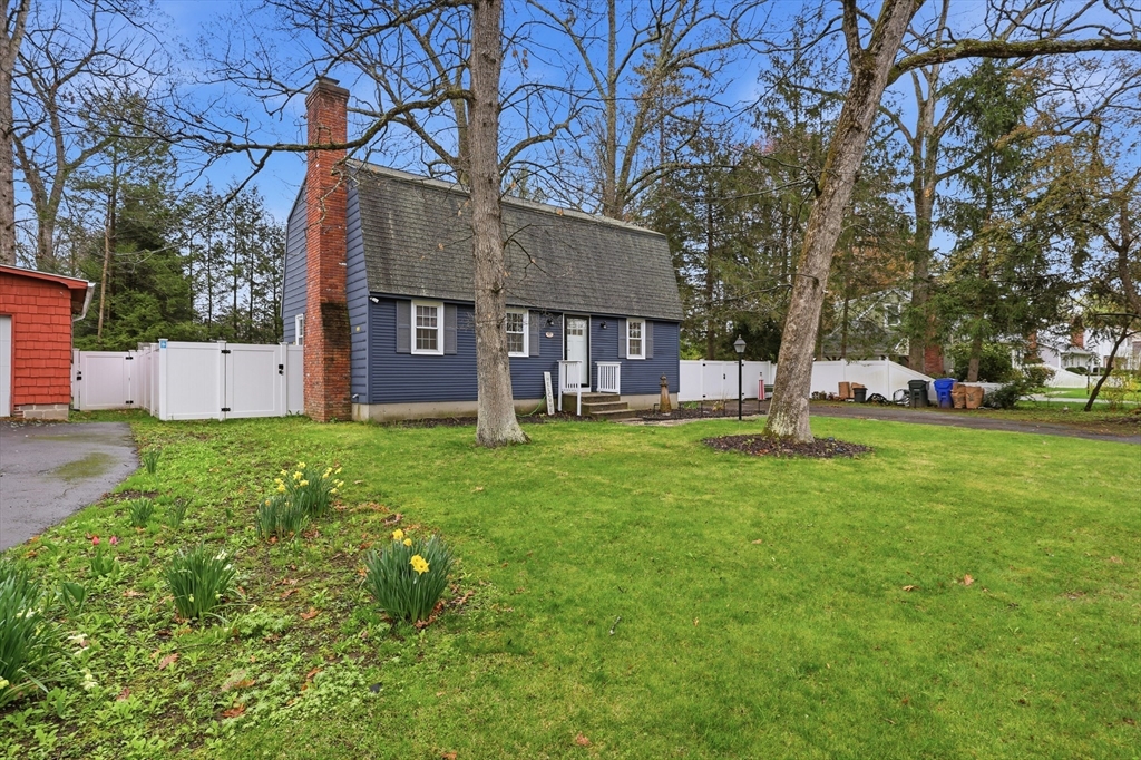 123 Peekskill Avenue, Springfield, Massachusetts, 3 Bedrooms Bedrooms, 7 Rooms Rooms,2 BathroomsBathrooms,Residential,For Sale,Peekskill Avenue,73505373