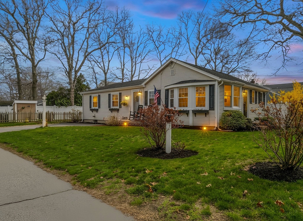 25 Clover Ln, Mashpee, Massachusetts, 2 Bedrooms Bedrooms, 4 Rooms Rooms,1 BathroomBathrooms,Residential,For Sale,Clover Ln,73505573
