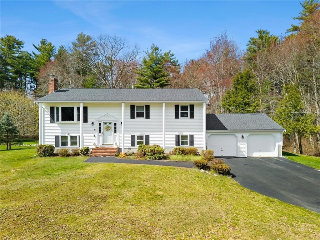 100 Lexington St, Hanson, Massachusetts, 4 Bedrooms Bedrooms, 11 Rooms Rooms,2.5 BathroomsBathrooms,Residential,For Sale,Lexington St,73505394