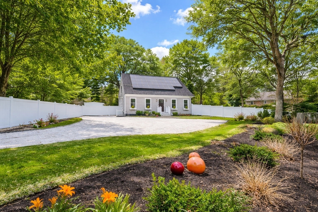 92 Rainbow Ave, Falmouth, Massachusetts, 4 Bedrooms Bedrooms, 8 Rooms Rooms,4.5 BathroomsBathrooms,Residential,For Sale,Rainbow Ave,73505404