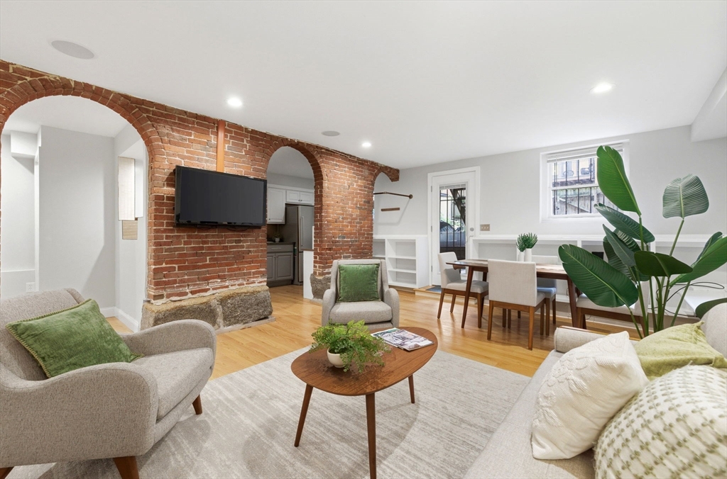 36 Worcester Sq, Boston, Massachusetts, 1 Bedroom Bedrooms, 3 Rooms Rooms,1 BathroomBathrooms,Residential,For Sale,Worcester Sq,73505415