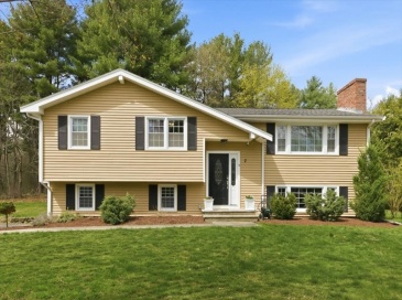 2 Breezewood Ln, Walpole, Massachusetts, 3 Bedrooms Bedrooms, 6 Rooms Rooms,1.5 BathroomsBathrooms,Residential,For Sale,Breezewood Ln,73505411