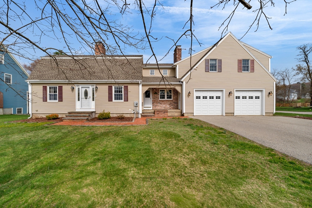 10 Cote St, Amesbury, Massachusetts, 4 Bedrooms Bedrooms, 8 Rooms Rooms,2.5 BathroomsBathrooms,Residential,For Sale,Cote St,73505413