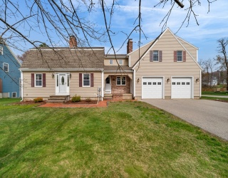 10 Cote St, Amesbury, Massachusetts, 4 Bedrooms Bedrooms, 8 Rooms Rooms,2.5 BathroomsBathrooms,Residential,For Sale,Cote St,73505413