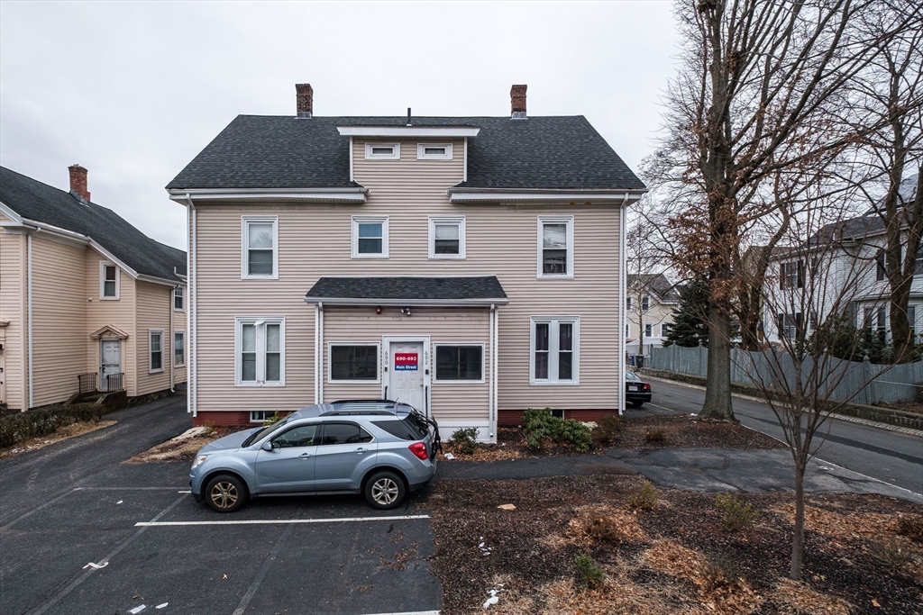 690-692 Main St, Malden, Massachusetts, 1 Bedroom Bedrooms, 2 Rooms Rooms,1 BathroomBathrooms,Residential Lease,For Rent,Main St,73460941
