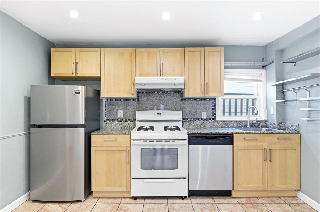 289 Elm St, Cambridge, Massachusetts, 2 Bedrooms Bedrooms, 4 Rooms Rooms,1 BathroomBathrooms,Residential Lease,For Rent,Elm St,73478693