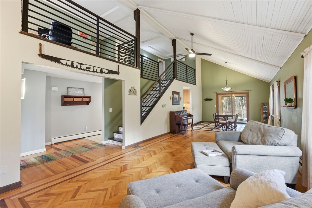 6 Madison Ave, Southampton, Massachusetts, 3 Bedrooms Bedrooms, 9 Rooms Rooms,2.5 BathroomsBathrooms,Residential,For Sale,Madison Ave,73488306