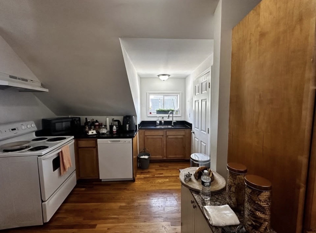 69 Beacon St, Chelsea, Massachusetts, 2 Bedrooms Bedrooms, 3 Rooms Rooms,1 BathroomBathrooms,Residential Lease,For Rent,Beacon St,73505645