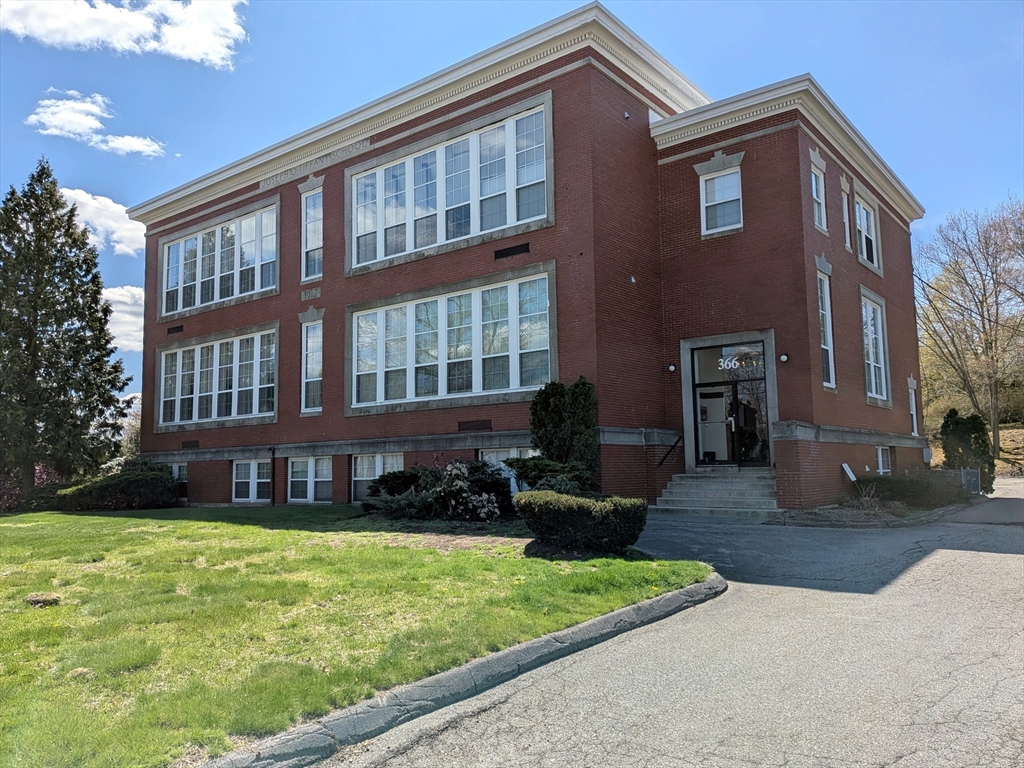 366 Thacher St, Attleboro, Massachusetts, 2 Bedrooms Bedrooms, 4 Rooms Rooms,1 BathroomBathrooms,Residential,For Sale,Thacher St,73505663