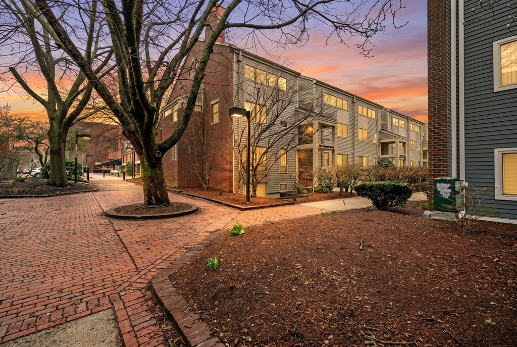 28 Federal St, Salem, Massachusetts, 2 Bedrooms Bedrooms, 5 Rooms Rooms,2 BathroomsBathrooms,Residential,For Sale,Federal St,73505684